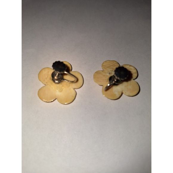 Hawaiian Hand Carved Hibiscus Screw Back Vintage Earrings Cream - Picture 5 of 5